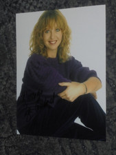 LISA GODDARD - ACTRESS    - 10x8  PHOTO SIGNED-  (237)