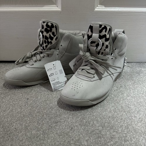 Bnwt reebok wonder woman - wonder,