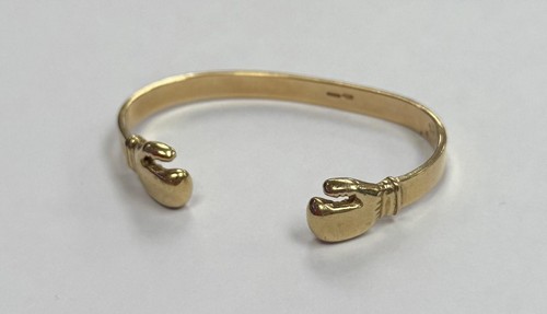 9ct yellow gold - boxing, glove