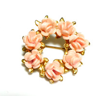 VINTAGE Pretty Small Goldtone & Peach Plastic Layered Flowers BROOCH