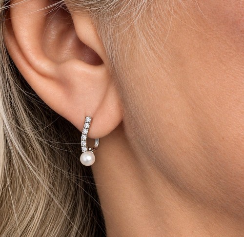 Classy 18ct white gold pearl