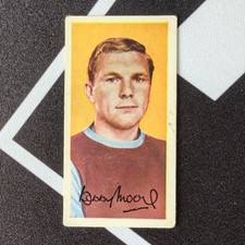 1963 Barratt & Co. Famous Footballers Bobby Moore Card West Ham