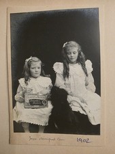 PRETTY GIRLS & DOG, HUNTLEY & PALMERS BREAKFAST BISCUIT TIN 1902. PHOTO 11x9cm 