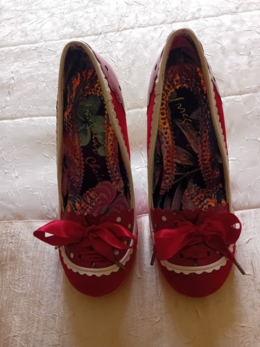Irregular choice throw - throw, a