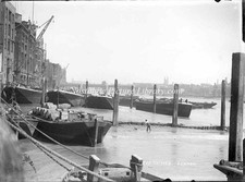 ANTIQUE GLASS NEGATIVE OF VINTAGE RIVER THAMES  , BARGE SCENE