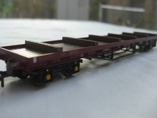 Bachmann 38-152 80 ton EWS BDA Bogie Bolster Wagon No 950026 in EWS maroon