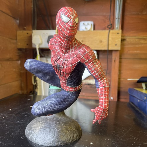 Spider man red suit statue - 3,