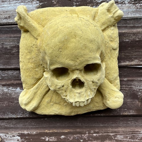 Plain macabre memento mori - memento,