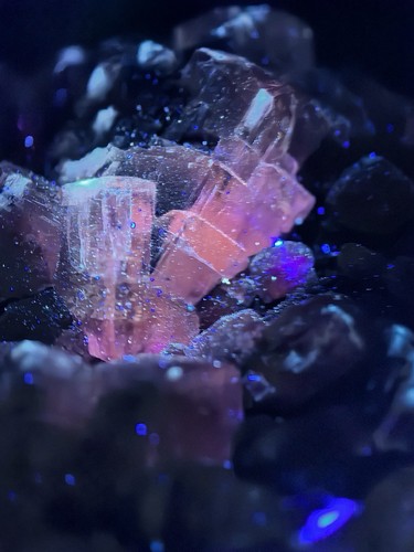Large reactive calcite - large, uv-reactive