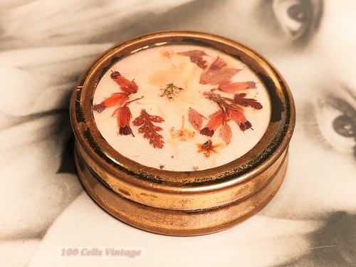 Pressed flowers gold
