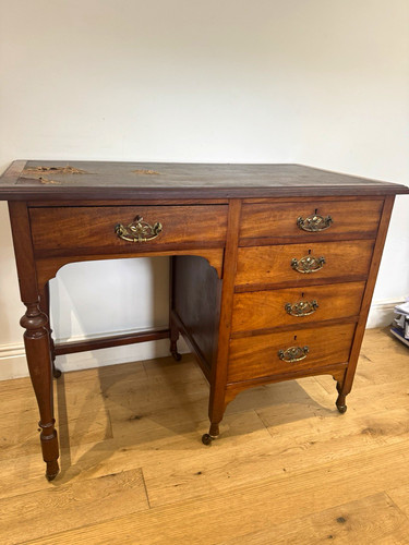 Late victorian small kneehole - late,