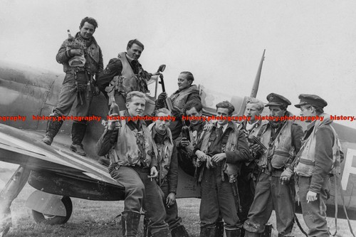 F008193 spitfire pilots - spitfire, after