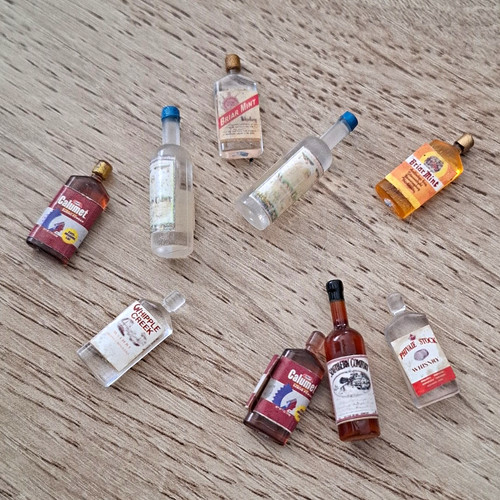 Mixed lot miniature spirits - lot,
