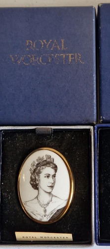Royal worcester queen - worcester,
