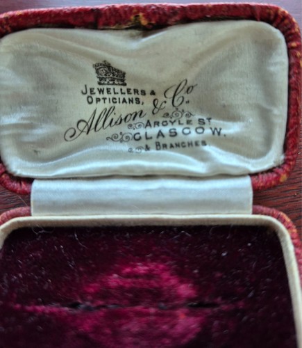 Antique red jewellery - , box