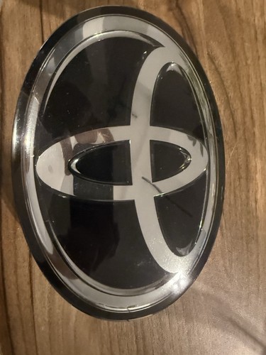 Toyota front grill emblem - toyota,