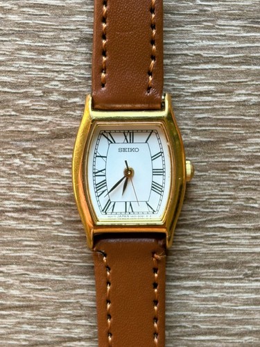 Seiko v401 5810 - quartz, gold