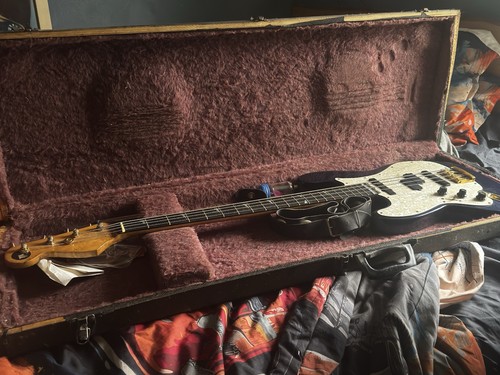 Left handed bass - guitar, ￼