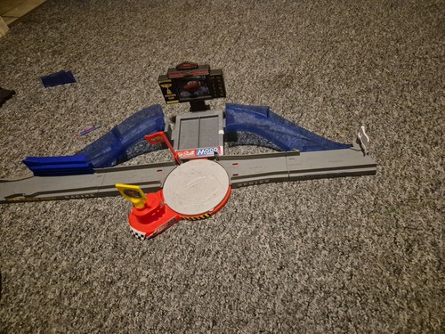 Lightning mcqueen race track - race,