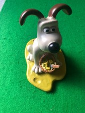 Wallace & Gromit, Gromit with basket indoor or outdoor ornament.