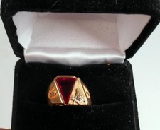 MENS 10K  MASONS / MASONIC  RING  YELLOW GOLD WITH RED INSET STONE