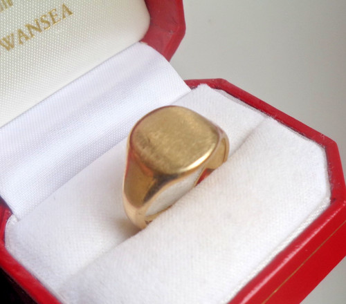 Gold signet ring - gold, 9ct