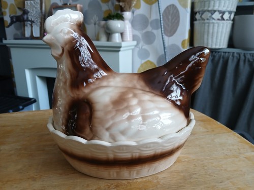 Vintage ceramic hen nest - on,