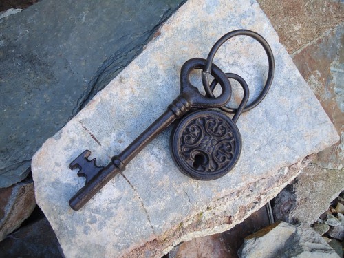 Large jail key padlock - large, +