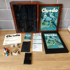 CLUEDO Wooden Bookshelf Box Edition Detective Game PARKER Games 2006 Complete GC