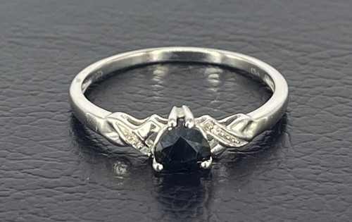 9ct white gold - 9ct, shaped
