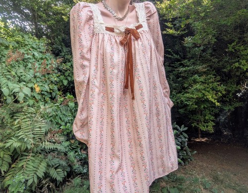 Vintage 70s pale pink and - pink,