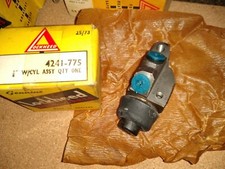 L/H FRONT WHEEL BRAKE CYLINDER