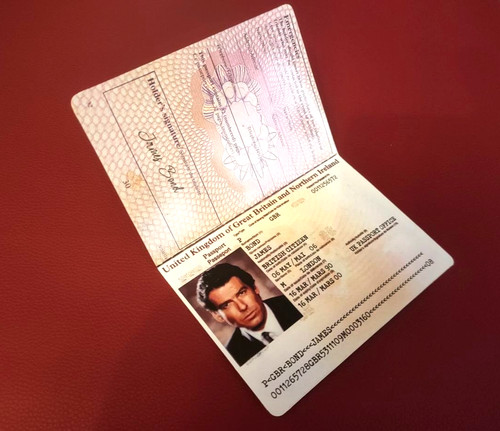 Prop james bond pierce - james,