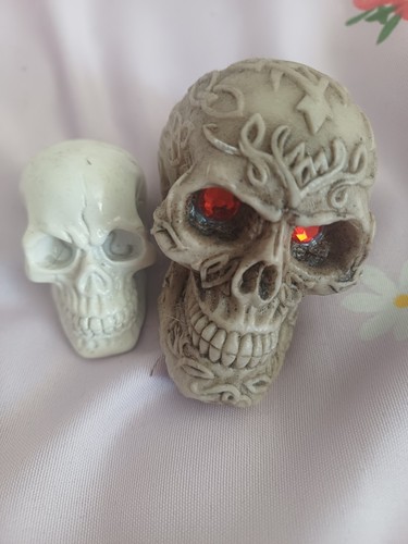 Pair gothic skulls - pair,