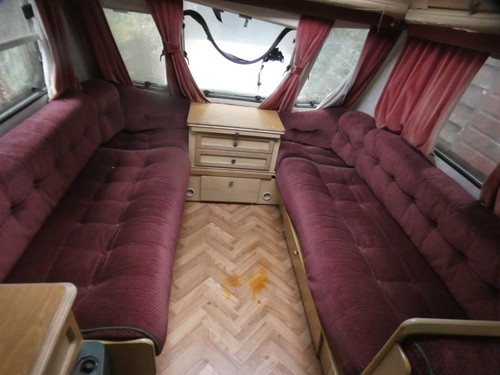 Lovely set sprung caravan - of,