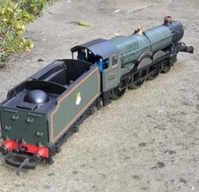 Hornby Broughton Castle 5033 BR Green Steam Loco + Crew OO Gauge 