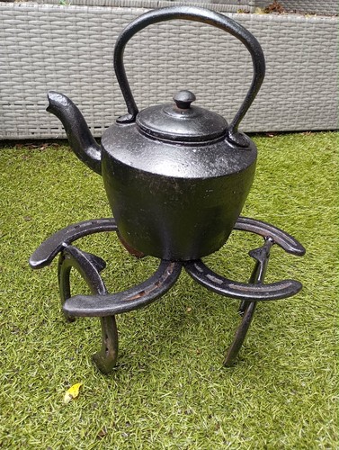 Horseshoe campfire fire - /,