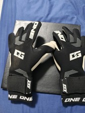 ONE OG1 Midnight MD (strap included) Goalkeeper Gloves Size
