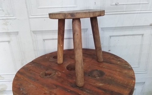Antique wooden milking stool - ,