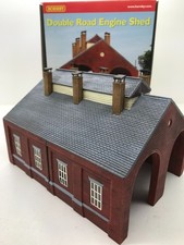 HORNBY OO GAUGE SKALEDALE R8581 2 ROAD ENGINE SHED BUILDING + BOXED