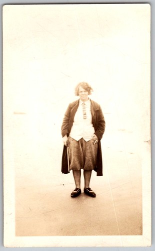 Vtg snapshot woman in - b&w,