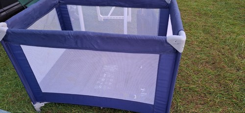 Folding travel cot with