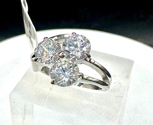 Silver ring triple solitaire
