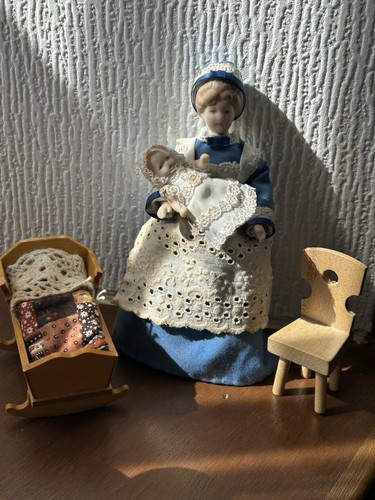 Lovely vintage dolls house - dolls,