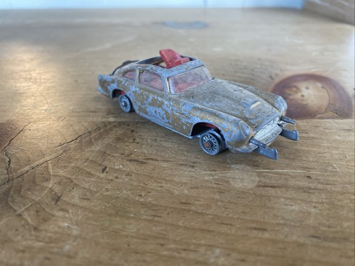 James bond 007 aston martin - james,