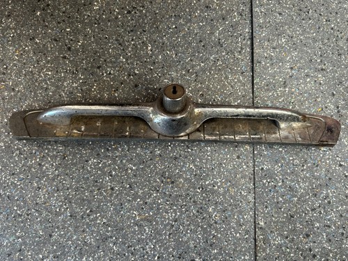 Tailgate boot handle and - tailgate,