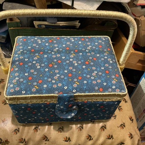 Sewing box with lift - sewing, lift-out