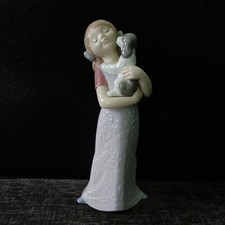 Nao Porcelain by Lladro PUPPY CUDDLES ( GIRL CUDDLING PUPPY DOG ) 1535 Nao Po