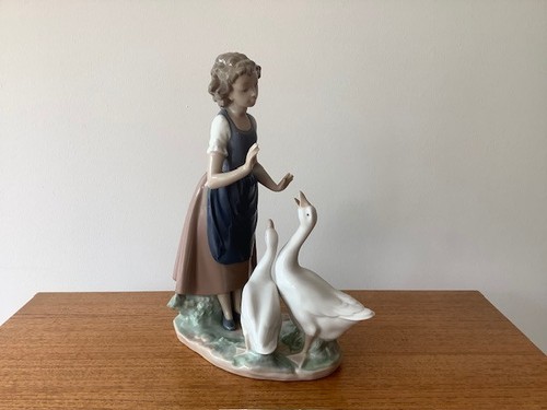 Retired nao lladro teaching - lladro,