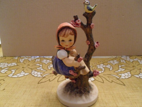 Hummel girl sitting - hummel, in